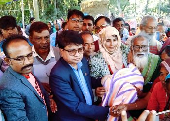 কুড়িগ্রাম রৌমারীতে নিজস্ব অর্থায়নে শীতার্ত, দরিদ্র মানুষের মাঝে কম্বল বিতরণ।