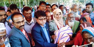 কুড়িগ্রাম রৌমারীতে নিজস্ব অর্থায়নে শীতার্ত, দরিদ্র মানুষের মাঝে কম্বল বিতরণ।