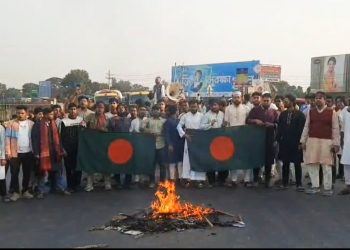 ঢাকা-টাঙ্গাইল মহাসড়কে আগুন জালিয়ে ৩০ মিনিট অবরোধ।