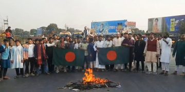 ঢাকা-টাঙ্গাইল মহাসড়কে আগুন জালিয়ে ৩০ মিনিট অবরোধ।