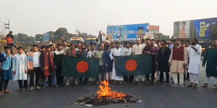 ঢাকা-টাঙ্গাইল মহাসড়কে আগুন জালিয়ে ৩০ মিনিট অবরোধ।