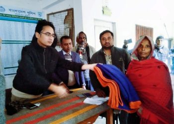 রৌমারীতে শীতার্ত অসহায় দরিদ্র মানুষের মাঝে কম্বল বিতরণ করেন প্রশাসন।