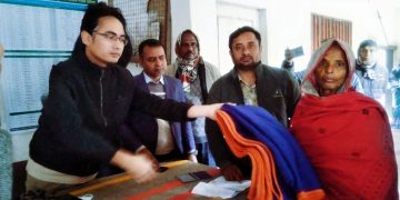 রৌমারীতে শীতার্ত অসহায় দরিদ্র মানুষের মাঝে কম্বল বিতরণ করেন প্রশাসন।