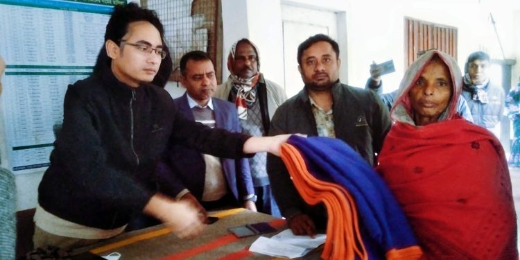 রৌমারীতে শীতার্ত অসহায় দরিদ্র মানুষের মাঝে কম্বল বিতরণ করেন প্রশাসন।