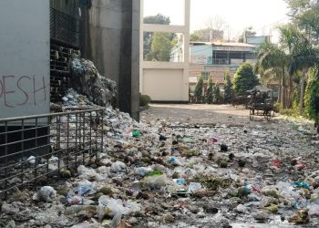 টাঙ্গাইল মেডিকেল কলেজ হাসপাতালের গেটে ময়লার ভাগাড়।