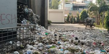 টাঙ্গাইল মেডিকেল কলেজ হাসপাতালের গেটে ময়লার ভাগাড়।