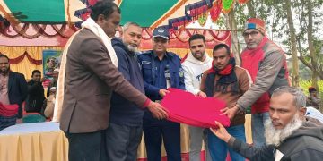 মাদারগঞ্জ প্রবাসী কল্যাণ পরিষদের উদ্যোগে শীতার্তদের মাঝে শীতবস্ত্র বিতরণ।