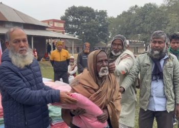 ঢাকার ধামরাইয়ে র‍্যাব কর্মকর্তার উদ্যোগে কম্বল বিতরণ।