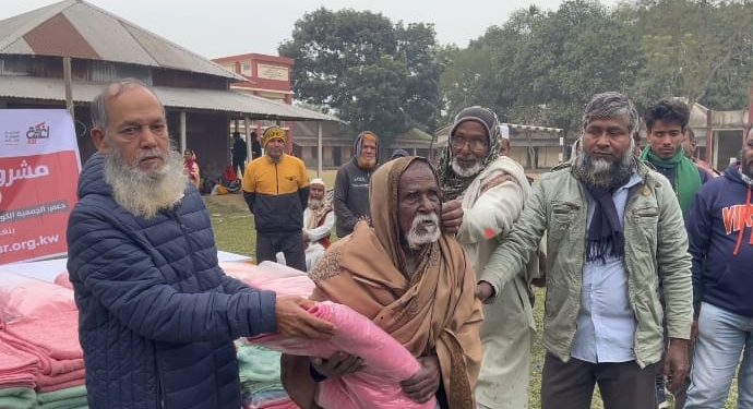 ঢাকার ধামরাইয়ে র‍্যাব কর্মকর্তার উদ্যোগে কম্বল বিতরণ।