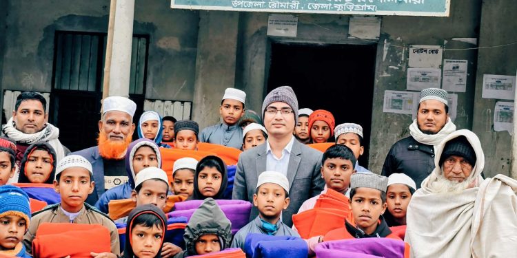 রৌমারীর খেদাইমারী বায়তুল ক্বারার গোলাম হাবিব শিশু সদনের শিক্ষার্থীদের মাঝে কম্বল বিতরণ।