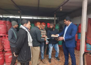 টাঙ্গাইলে অধিক দামে গ্যাস সিলিন্ডার বিক্রি করায় তিন ব্যাবসায়ীকে দুই লাখ টাকা জরিমানা।