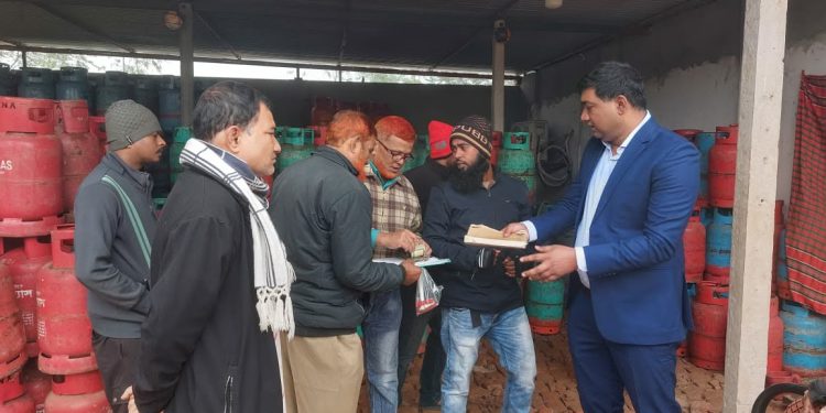 টাঙ্গাইলে অধিক দামে গ্যাস সিলিন্ডার বিক্রি করায় তিন ব্যাবসায়ীকে দুই লাখ টাকা জরিমানা।