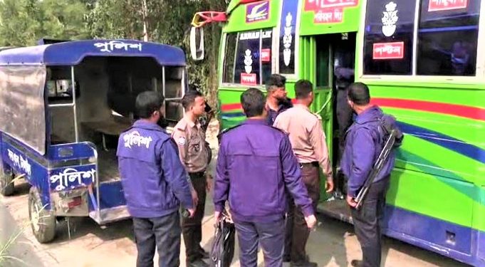 চলন্ত বাসে কলেজছাত্রীকে দলবদ্ধ যৌননিগ্রহের অভিযোগে গ্রেপ্তার- ৩-