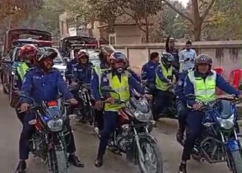 বেড়ায় ত্রয়োদশ জাতীয় সংসদ নির্বাচন উপলক্ষে পুলিশ ও সেনাবাহিনীর যৌথ বিশেষ মহড়া।