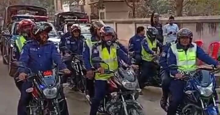 বেড়ায় ত্রয়োদশ জাতীয় সংসদ নির্বাচন উপলক্ষে পুলিশ ও সেনাবাহিনীর যৌথ বিশেষ মহড়া।