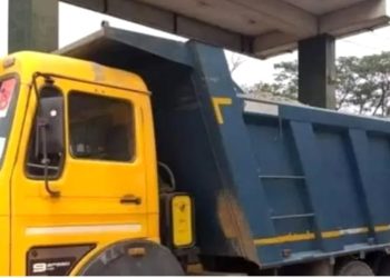 ঢাকা-টাঙ্গাইল মহাসড়কে ড্রাম ট্রাকের চাপায় অজ্ঞাত নারীর মৃত্যু।