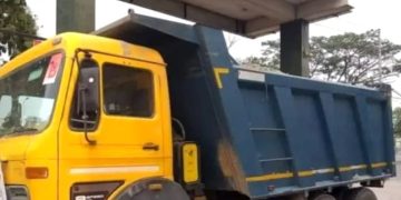 ঢাকা-টাঙ্গাইল মহাসড়কে ড্রাম ট্রাকের চাপায় অজ্ঞাত নারীর মৃত্যু।