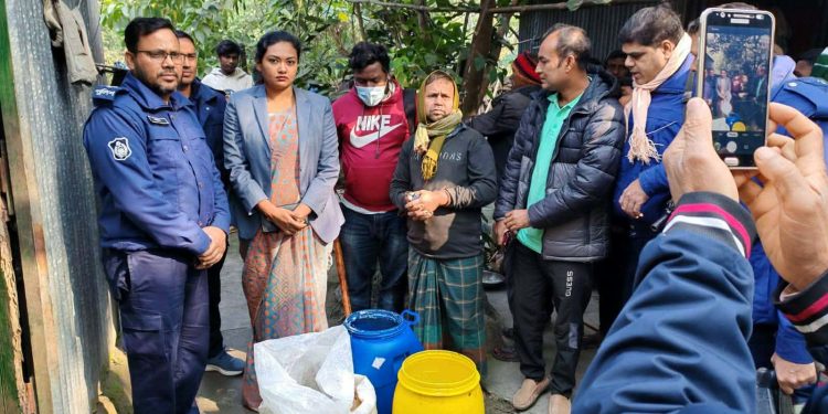 বেড়ার পেচাকোলায় নকল দুধ তৈরির কারখানায় অভিযান, এক বছরের কারাদণ্ড ও দুই লাখ টাকা জরিমানা।