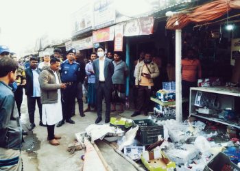 রৌমারীতে মোবাইলকোর্ট পরিচালনা করে অর্থদণ্ড ও অবৈধ স্থাপনা অপসারণ।