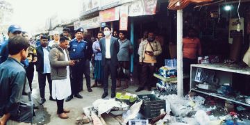 রৌমারীতে মোবাইলকোর্ট পরিচালনা করে অর্থদণ্ড ও অবৈধ স্থাপনা অপসারণ।