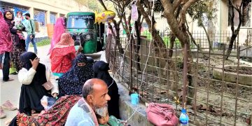 টাঙ্গাইল হাসপাতালে ডায়রিয়ার স্যালাইন ঝুলছে গাছে।