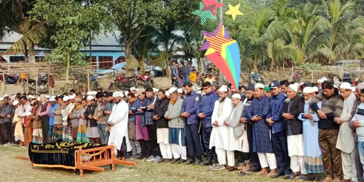 মাদারগঞ্জে প্যারোলে মুক্তি পেয়ে মায়ের জানাজায় সাবেক ইউপি চেয়ারম্যান বদরুল আলম।