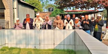 সখীপুরে প্রয়াত বরেণ্য ব্যক্তিদের কবর জিয়ারত করলেন সালাউদ্দিন।