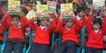 টাঙ্গাইলে সোয়া ৫০ লাখ বই বিতরণ মাধ্যমিকে প্রায় ১৩ লাখ বইয়ের ঘাটতি।