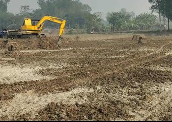 জামালপুরের মাদারগঞ্জে ৩ ফসলী জমি থেকে মাটি বিক্রির মহাউৎসব’ হুমকীতে কৃষি জমি।