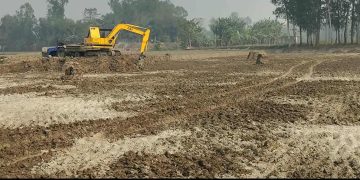 জামালপুরের মাদারগঞ্জে ৩ ফসলী জমি থেকে মাটি বিক্রির মহাউৎসব’ হুমকীতে কৃষি জমি।