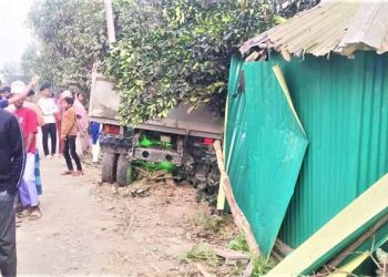 মির্জাপুরে মাটিবোঝাই ট্রাক ঘরে ঢুকে বৃদ্ধ নিহত।