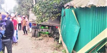 মির্জাপুরে মাটিবোঝাই ট্রাক ঘরে ঢুকে বৃদ্ধ নিহত।