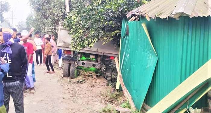 মির্জাপুরে মাটিবোঝাই ট্রাক ঘরে ঢুকে বৃদ্ধ নিহত।