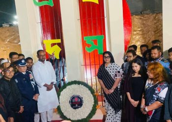 একুশের প্রথম প্রহরে টাঙ্গাইল কেন্দ্রীয় শহীদ মিনারে প্রতিমন্ত্রী টুকুর শ্রদ্ধা।