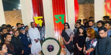 একুশের প্রথম প্রহরে টাঙ্গাইল কেন্দ্রীয় শহীদ মিনারে প্রতিমন্ত্রী টুকুর শ্রদ্ধা।