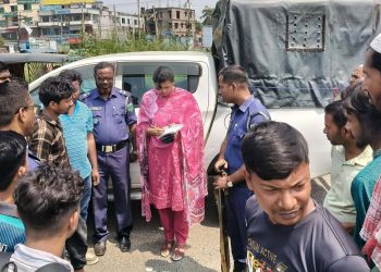 বেড়ায় অতিরিক্ত ভাড়া আদায়ের অভিযোগে যাত্রী বেশে মোবাইল কোর্ট পরিচালনা; অভিযোগ প্রমাণে অর্থদণ্ড।