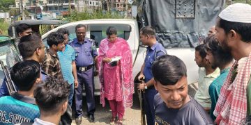 বেড়ায় অতিরিক্ত ভাড়া আদায়ের অভিযোগে যাত্রী বেশে মোবাইল কোর্ট পরিচালনা; অভিযোগ প্রমাণে অর্থদণ্ড।