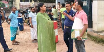 বেড়ায় জ্বালানি তেলের সংকট নিরশনে নিনজা ফিলিং স্টেশনে নির্বাহী ম্যাজিস্ট্রেট নুরেন মায়িশা খান ও বেড়া থানা ওসি শ্রী নিতাই চন্দ্র সরকারের ভ্রাম্যমাণ অভিযান।