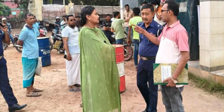 বেড়ায় জ্বালানি তেলের সংকট নিরশনে নিনজা ফিলিং স্টেশনে নির্বাহী ম্যাজিস্ট্রেট নুরেন মায়িশা খান ও বেড়া থানা ওসি শ্রী নিতাই চন্দ্র সরকারের ভ্রাম্যমাণ অভিযান।