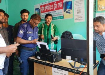 বেড়ায় জাল সার্টিফিকেট তৈরির প্রতিষ্ঠানের বিরুদ্ধে অভিযান; দুই ব্যবসায়ীকে জরিমানা।