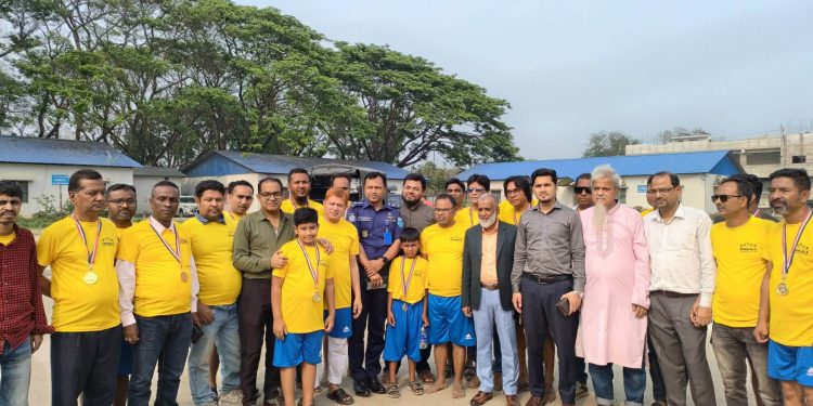 যমুনার বালুচরে সাংবাদিকদের প্রীতি ফুটবল ম্যাচ অনুষ্ঠিত।