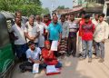 নাগরপুরে রাস্তায় বসে ধলেশ্বরী সেতুর টোল বন্ধের দাবিতে সংবাদ সম্মেলন।
