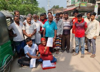 নাগরপুরে রাস্তায় বসে ধলেশ্বরী সেতুর টোল বন্ধের দাবিতে সংবাদ সম্মেলন।