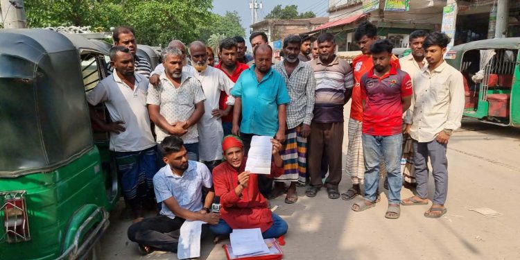 নাগরপুরে রাস্তায় বসে ধলেশ্বরী সেতুর টোল বন্ধের দাবিতে সংবাদ সম্মেলন।