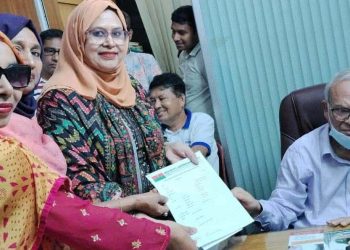 সংরক্ষিত নারী আসনে মনোনয়ন দৌড়ে আতিকা: রিজভীর হাত থেকে ফরম সংগ্রহে বাড়ছে প্রত্যাশা।