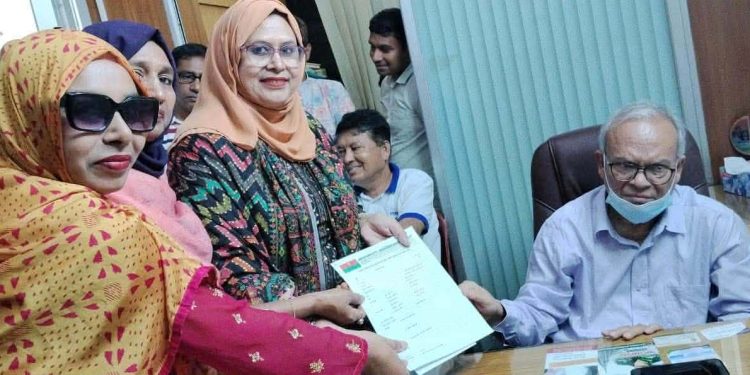 সংরক্ষিত নারী আসনে মনোনয়ন দৌড়ে আতিকা: রিজভীর হাত থেকে ফরম সংগ্রহে বাড়ছে প্রত্যাশা।