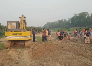 মাদারগঞ্জে আনসার কমান্ডার পরিচয়ে অবৈধভাবে মাটি উত্তোলন, ভেকু ধ্বংস ও ব্যাটারি জব্দ।