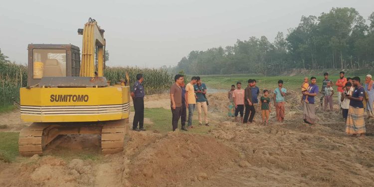 মাদারগঞ্জে আনসার কমান্ডার পরিচয়ে অবৈধভাবে মাটি উত্তোলন, ভেকু ধ্বংস ও ব্যাটারি জব্দ।