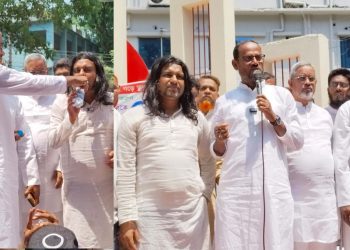 টাঙ্গাইলে অনশনকারীদের দাবির সাথে একাত্মতা প্রকাশ করে পানি পান করালেন প্রতিমন্ত্রী সুলতান সালাউদ্দিন টুকু।