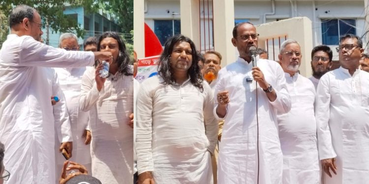 টাঙ্গাইলে অনশনকারীদের দাবির সাথে একাত্মতা প্রকাশ করে পানি পান করালেন প্রতিমন্ত্রী সুলতান সালাউদ্দিন টুকু।